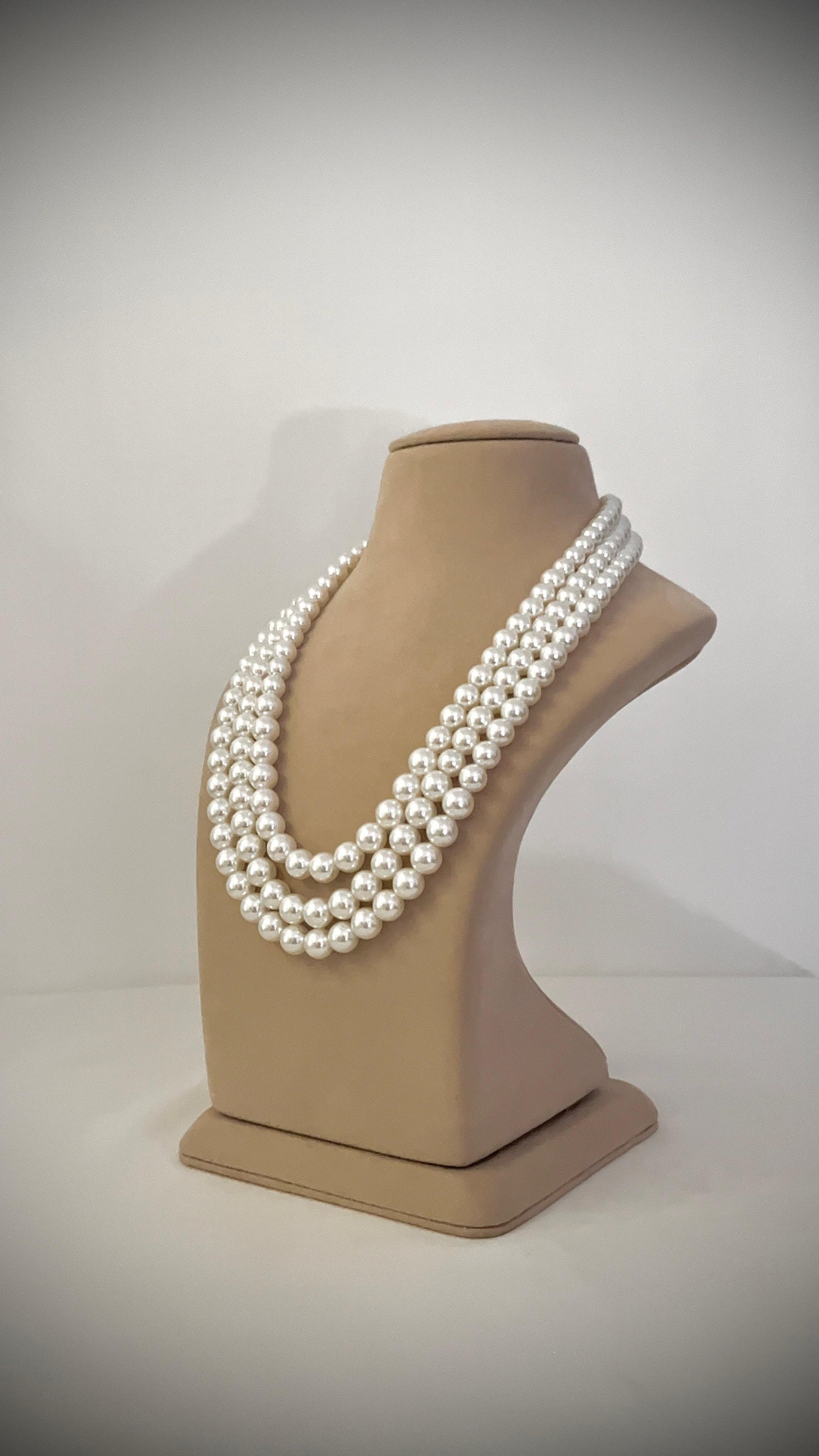 Shell Pearl Triple Line Necklace (White)